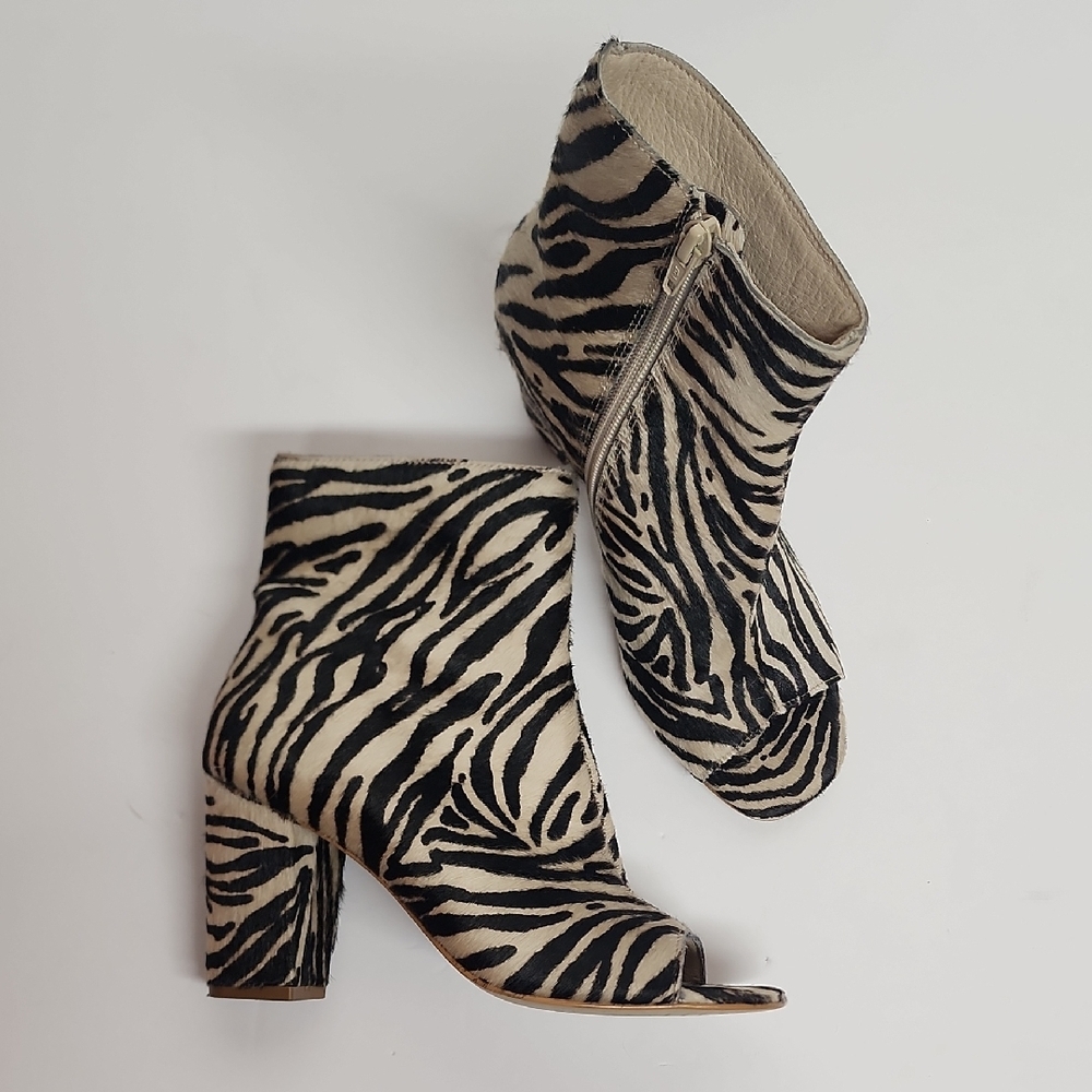 MATISSE Made in BRAZIL Zebra sz 6 open toe chunky  heel short boots black&cream